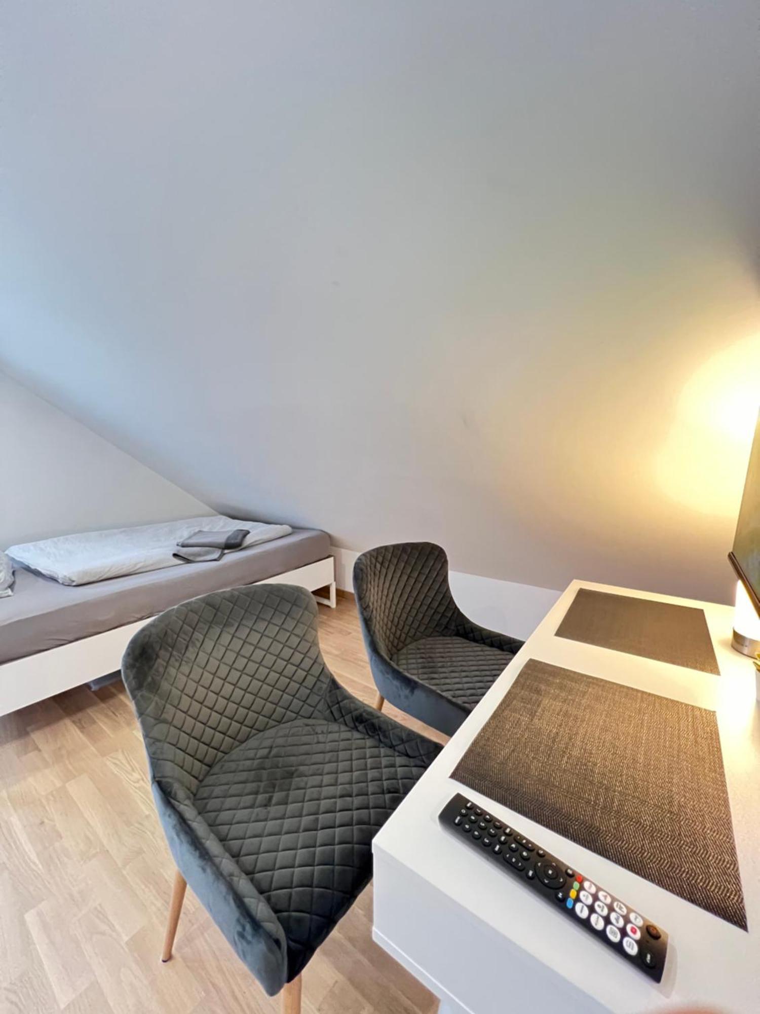 Charmantes Studio-Apartment Im Herzen Von Neureut - Fussbodenheizung, Regendusche, Waschmaschine, Stellplatz Karlsruhe Eksteriør bilde